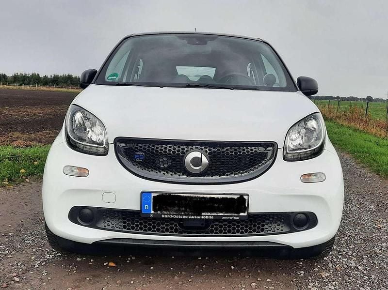 Weiß Gebraucht 2019 Smart ForFour Electric Drive Limousine | 10.000 € - Bild 1/4