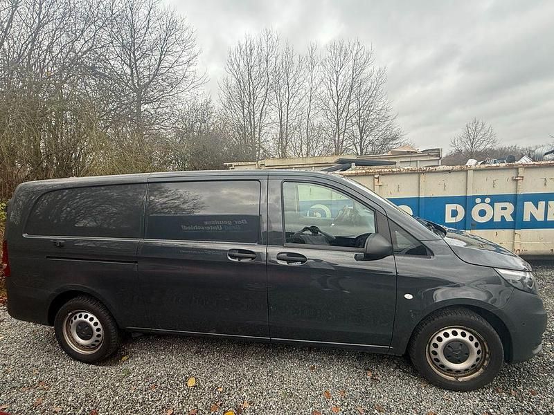 Grau Gebraucht 2021 Mercedes Vito Van | 24.900 € (Guter Preis) - Bild 1/4