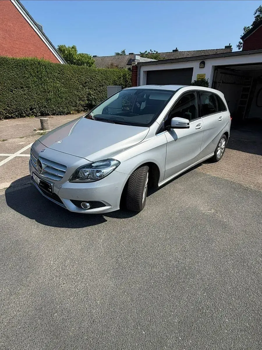 Gebraucht Mercedes B180 122 PS (89 kW) 2012 Silber Kleinwagen
