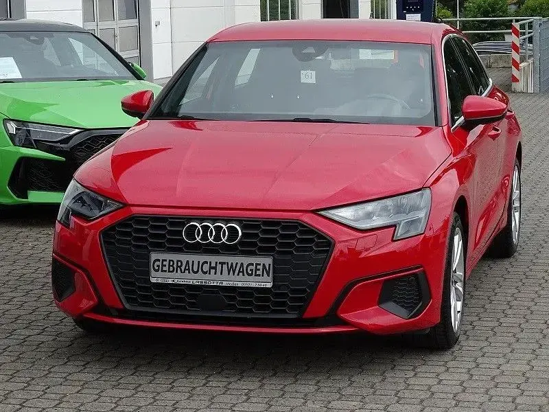 Gebraucht Audi A3 Ambiente 116 PS (85 kW) 2022 Rot Limousine