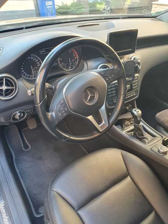 Schwarz Gebraucht 2014 Mercedes A180 Limousine | 11.200 € (Superpreis) - Bild 1/4