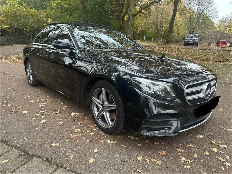 Schwarz Gebraucht 2020 Mercedes E220 AMG Limousine | 23.900 € (Superpreis) - Bild 1/4