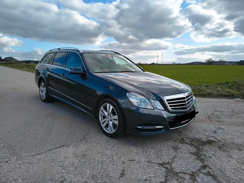 Gebraucht Mercedes E220 Avantgarde 170 PS (125 kW) 2013 Grau Kombi