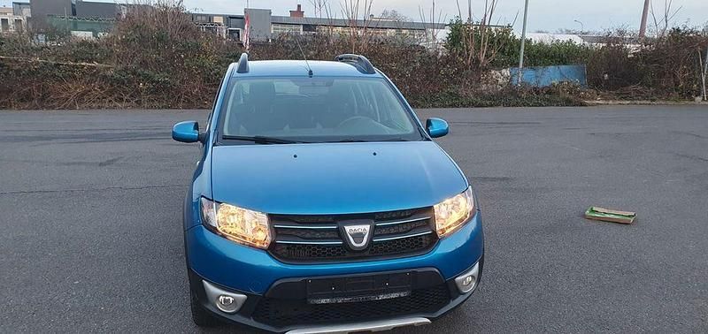 Blau Gebraucht 2015 Dacia Sandero Prestige Limousine | 7.999 € (Fairer Preis) - Bild 1/4