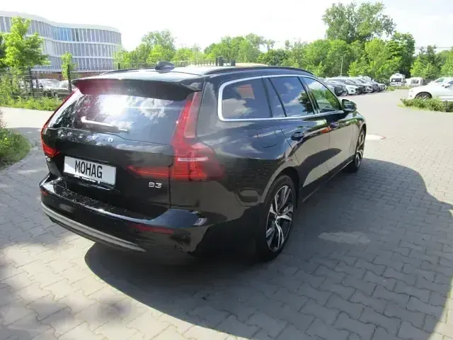 Gebraucht Volvo V60 Core 250 PS (183 kW) 2024 Schwarz Kombi