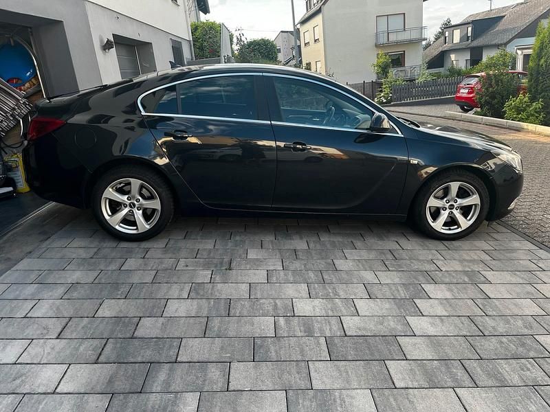 Schwarz Gebraucht 2011 Opel Insignia Limousine | 3.800 € (Fairer Preis) - Bild 1/4
