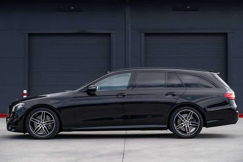 Schwarz Gebraucht 2017 Mercedes E400 AMG line Kombi | 27.850 € (Fairer Preis) - Bild 1/4