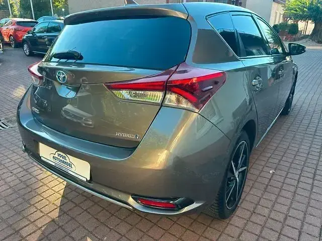 Gebraucht Toyota Auris Hybrid Team 99 PS (72 kW) 2018 Grau Limousine