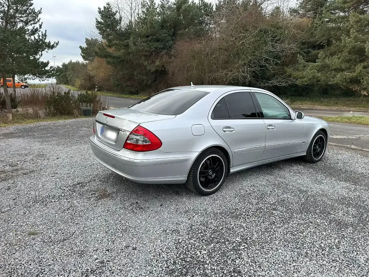 Używany Mercedes E500 Elegance 387 KM (284 kW) 2006 Srebrny Sedan/Limuzyna