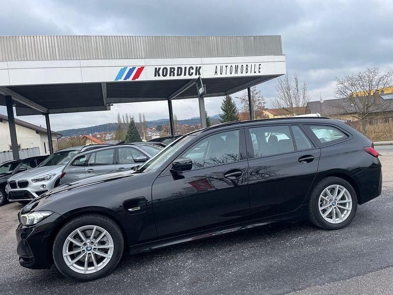 Gebraucht BMW 320e Sport Line 204 PS (150 kW) 2022 Schwarz Kombi