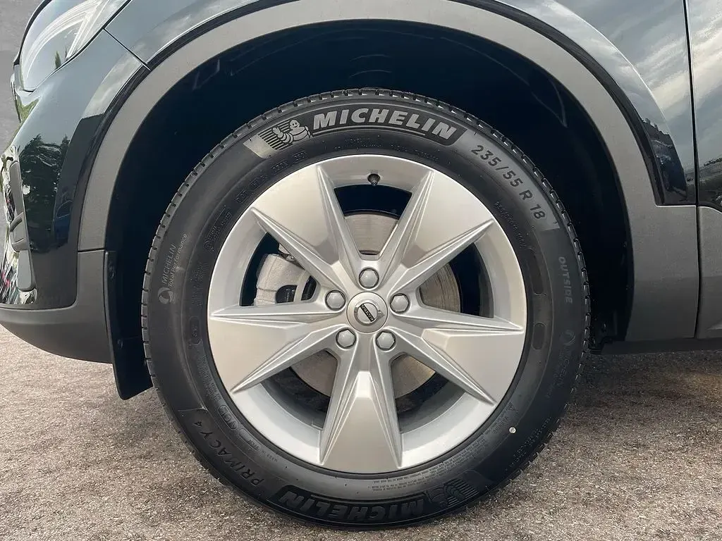 Neu Volvo XC40 Core 163 PS (119 kW) 2025 Schwarz SUV