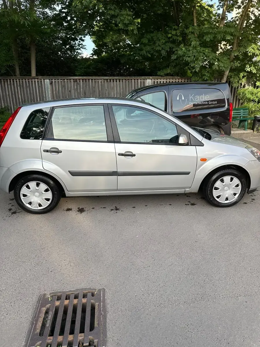 Gebraucht Ford Fiesta 80 PS (58 kW) 2007 Silber Kleinwagen