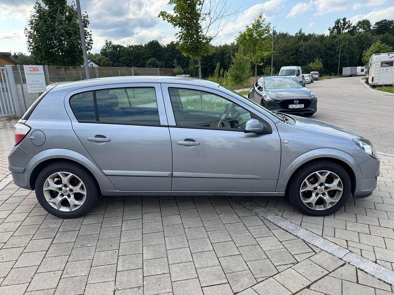 Gebraucht Opel Astra Enjoy 101 PS (74 kW) 2005 Grau Limousine