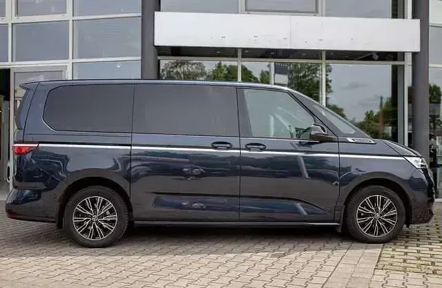 Gebraucht VW Multivan Style 150 PS (110 kW) 2023 Starlight blue metallic (metallic) Van / Kleinbus