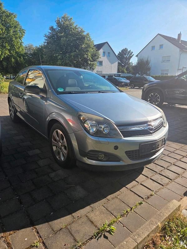Grau Gebraucht 2008 Opel Astra GTC Coupé | 1.600 € (Etwas zu teuer) - Bild 1/4