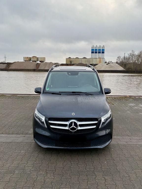 Gebraucht Mercedes V220 Avantgarde Edition 163 PS (119 kW) 2022 Schwarz Van / Kleinbus