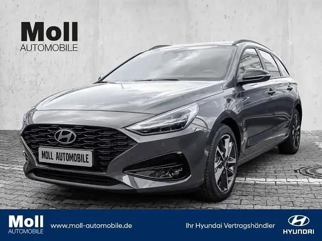 Weiss Gebraucht 2024 Hyundai i30 Advantage Kombi | 24.480 € (Superpreis) - Bild 1/4