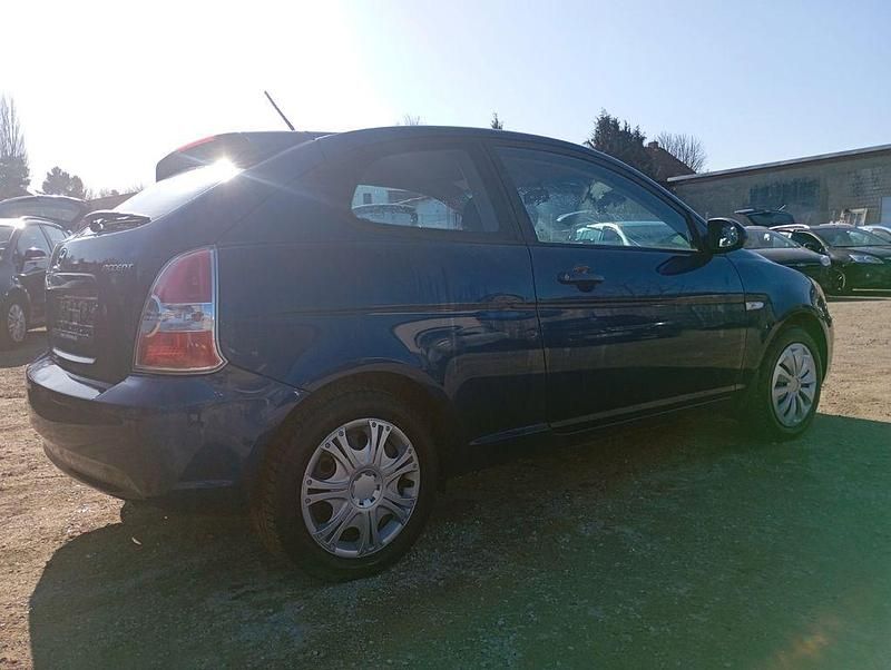Gebraucht Hyundai Accent 97 PS (71 kW) 2007 Blau Limousine