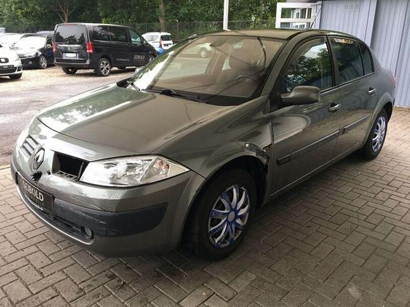 Grau Gebraucht 2004 Renault Mégane II Limousine | 580 € - Bild 1/4