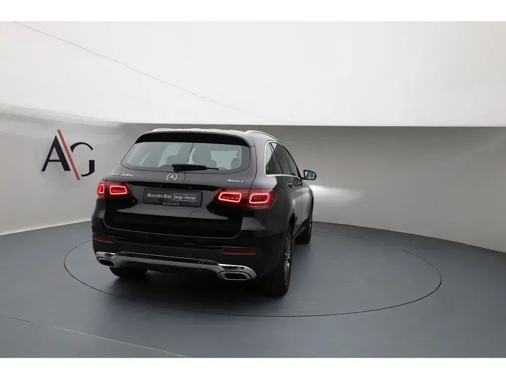 Gebraucht Mercedes GLC300 211 PS (155 kW) 2021 Unilack schwarz uni SUV