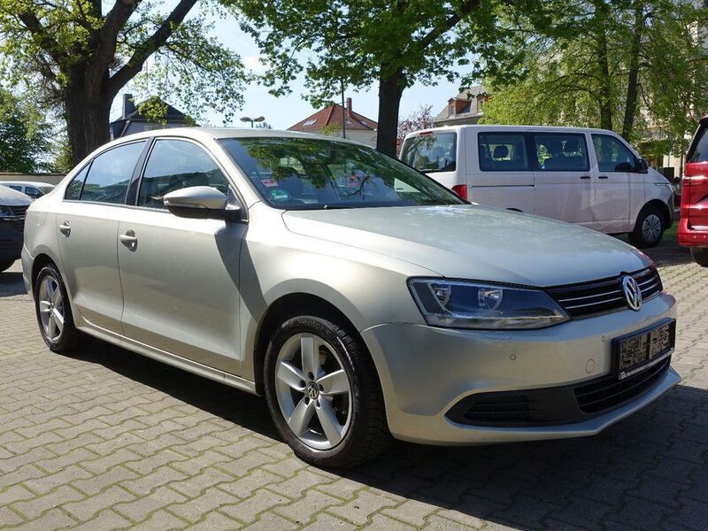 Silber Gebraucht 2012 VW Jetta Comfortline Limousine | 10.440 € (Etwas zu teuer) - Bild 1/4