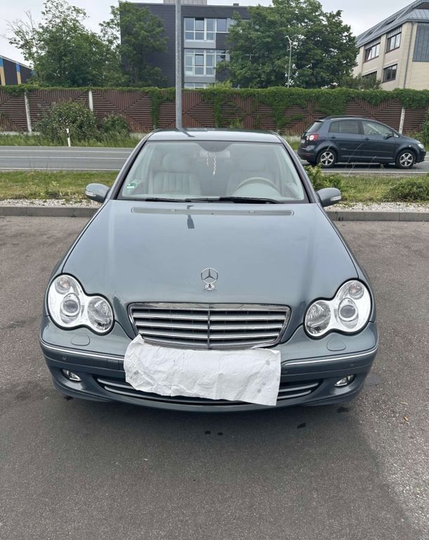 Grau Gebraucht 2004 Mercedes C320 Limousine | 10.900 € - Bild 1/4