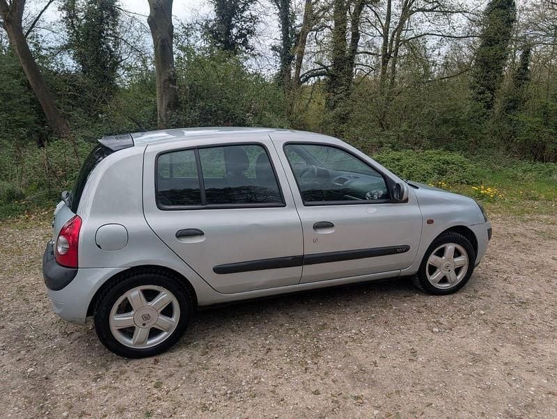 Gebraucht Renault Clio II 75 PS (55 kW) 2002 Silber Limousine