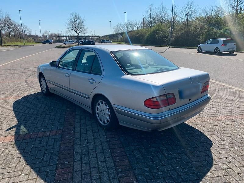 Gebraucht Mercedes E220 143 PS (105 kW) 2000 Silber Limousine