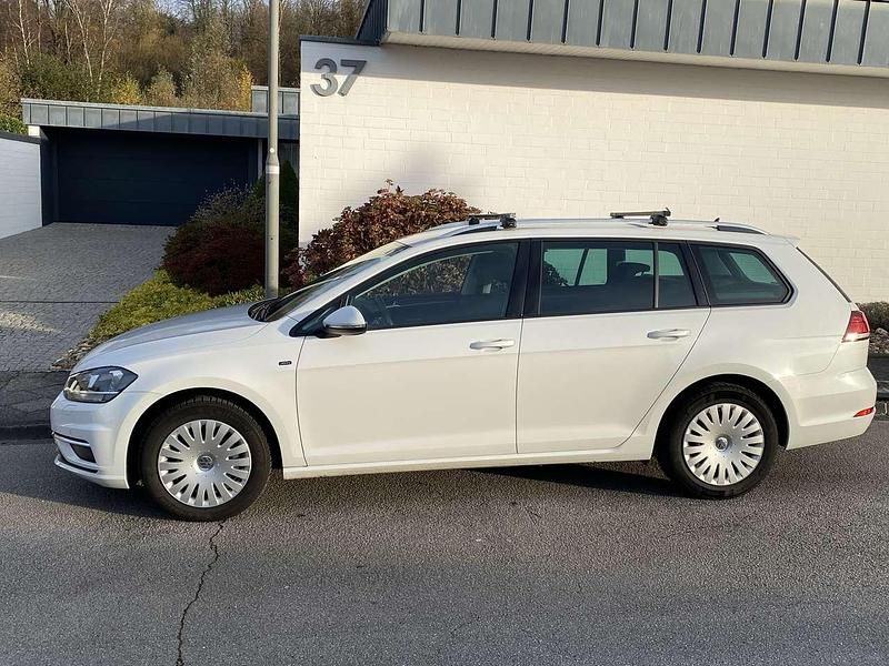 Weiß Gebraucht 2019 VW Golf VII Join Kombi | 12.600 € (Guter Preis) - Bild 1/4