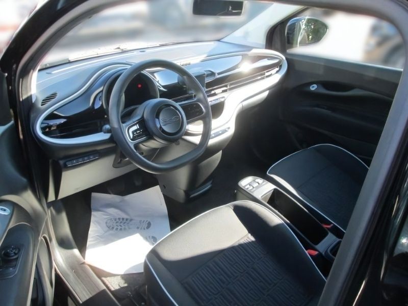 Gebraucht Fiat 500e Action 69 kW (95 PS) 2022 Schwarz Limousine