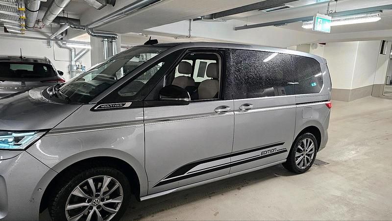 Gebraucht VW Multivan Style 150 PS (110 kW) 2024 Silber Van