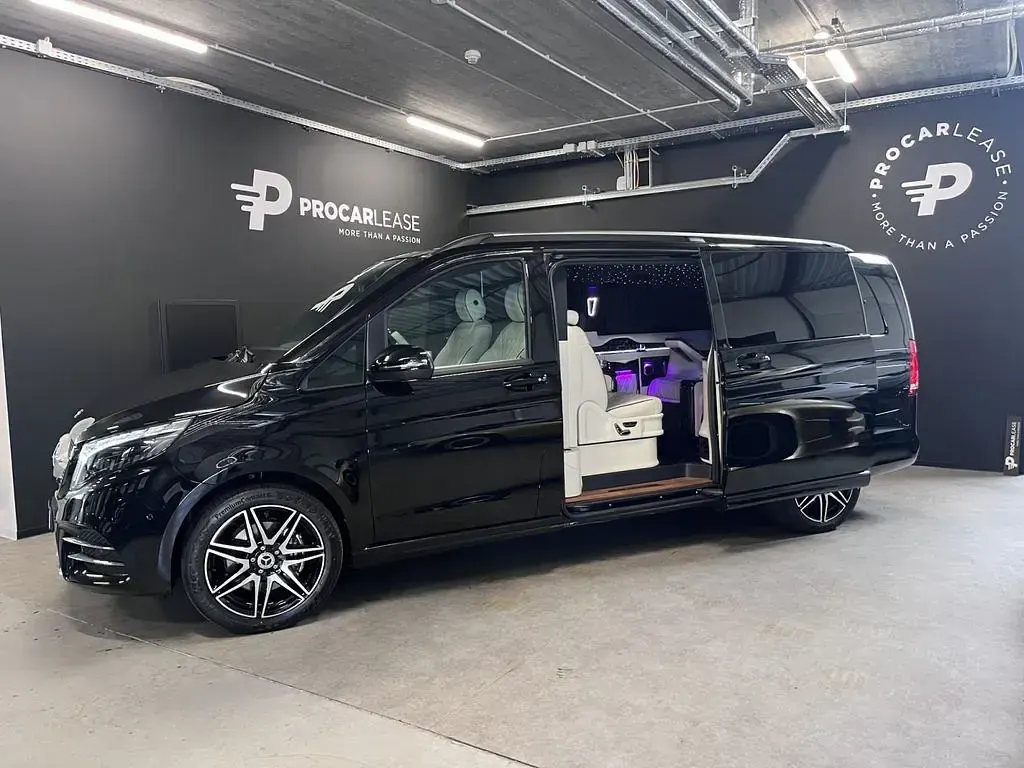 Gebraucht Mercedes V300 237 PS (174 kW) 2024 Schwarz Van / Kleinbus