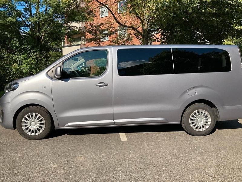 Grau Gebraucht 2021 Toyota Proace Verso Kombi | 24.500 € - Bild 1/4