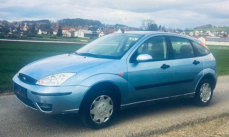 Blau Gebraucht 2004 Ford Focus Trend Limousine | 900 € (Guter Preis) - Bild 1/4