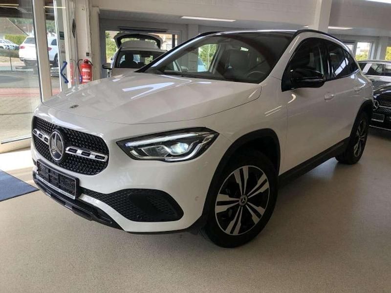 Gebraucht Mercedes GLA200 Night 163 PS (119 kW) 2021 Polarweiß SUV