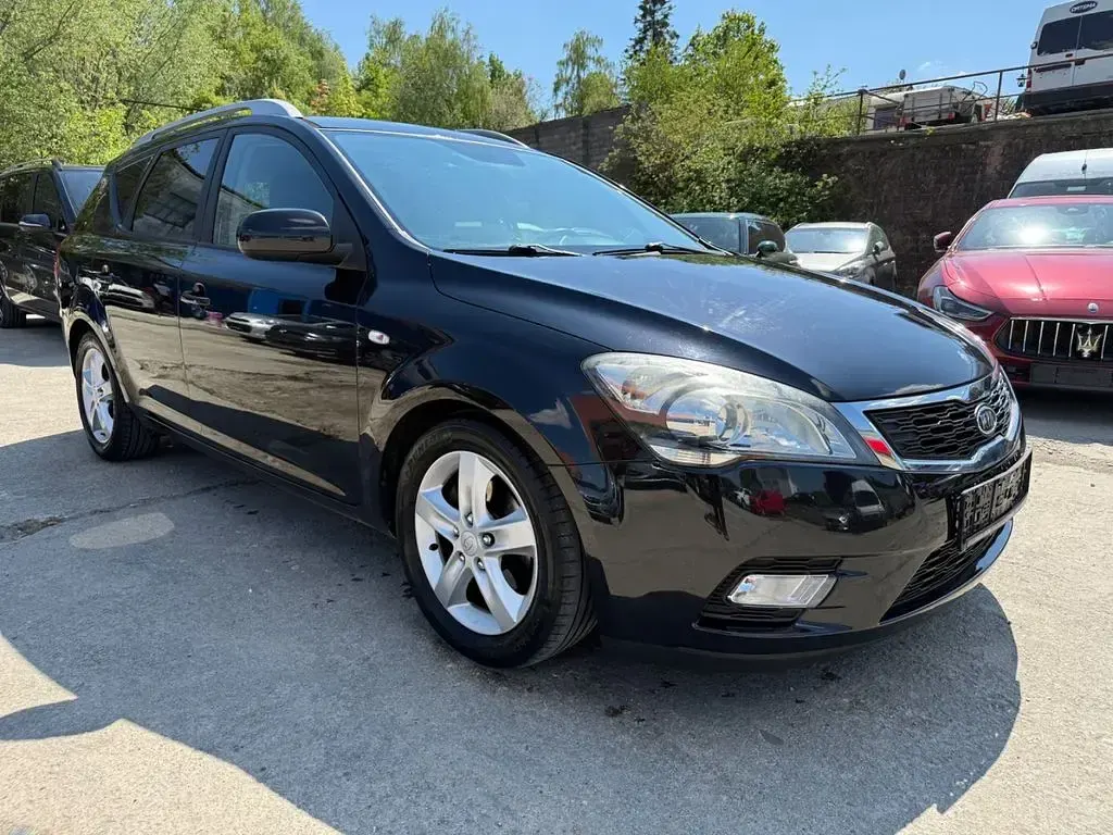 Usado Kia Ceed 125 CV (91 kW) 2011 Negro Utilitario
