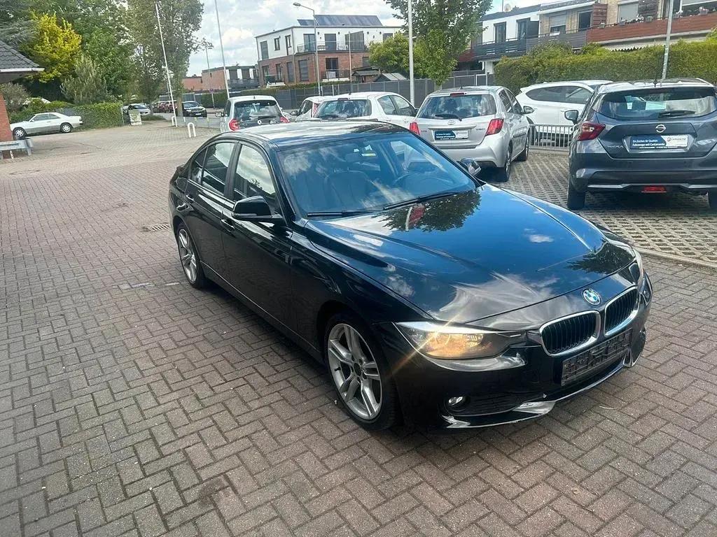 Gebraucht BMW 320 184 PS (135 kW) 2012 Schwarz Limousine