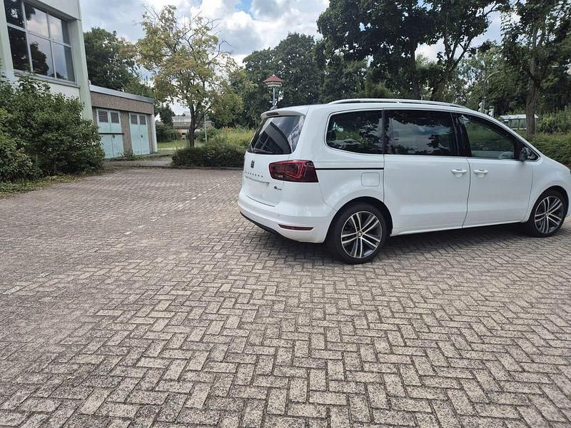 Weiß Gebraucht 2017 Seat Alhambra Ecomotive Van / Kleinbus | 16.900 € (Fairer Preis) - Bild 1/4