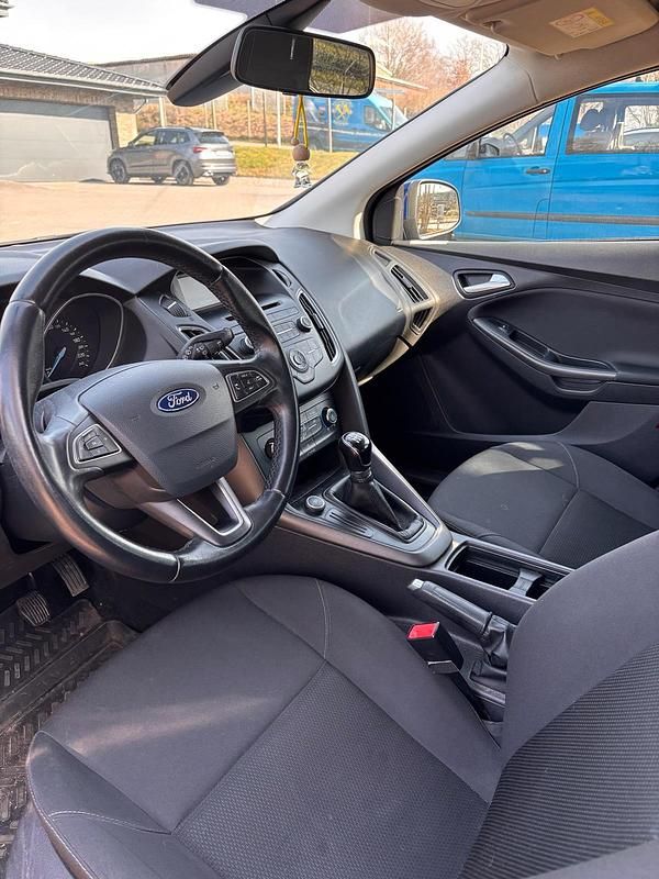 Gebraucht Ford Focus 85 PS (62 kW) 2017 Blau Kombi