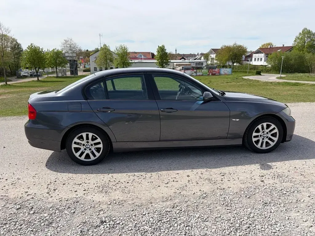 Gebraucht BMW 318 129 PS (94 kW) 2006 Grau Limousine