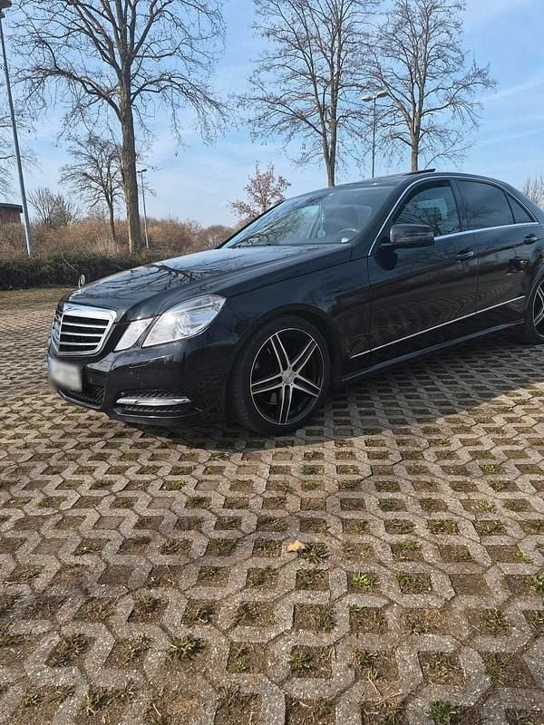 Gebraucht Mercedes E300 231 PS (169 kW) 2011 Schwarz Limousine