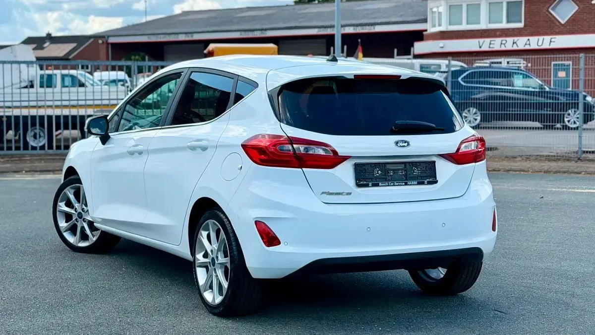 Gebraucht Ford Fiesta 101 PS (74 kW) 2018 Weiß Kleinwagen