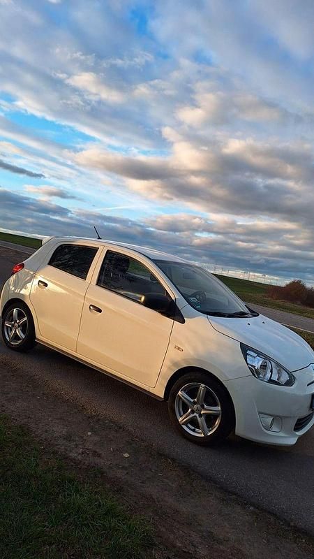Gebraucht Mitsubishi Space Star 71 PS (52 kW) 2015 Weiß Kleinwagen