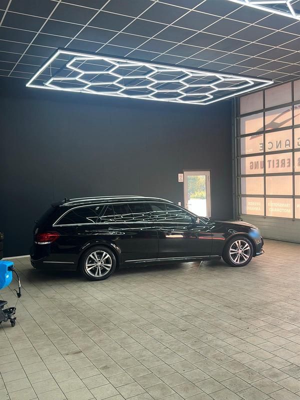 Gebraucht Mercedes E300 258 PS (189 kW) 2015 Schwarz Kombi