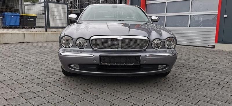 Grau Gebraucht 2007 Jaguar XJ8 Executive Limousine | 13.900 € (Superpreis) - Bild 1/4