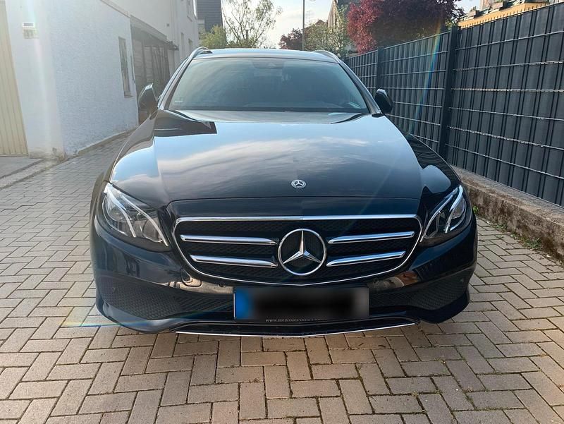 Gebraucht Mercedes E220 179 PS (131 kW) 2019 Schwarz Kombi