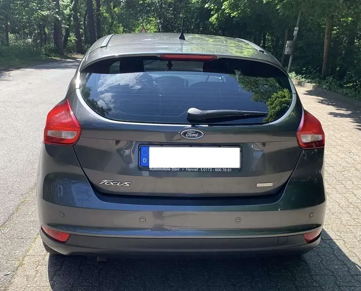 Gebraucht Ford Focus Titanium 125 PS (91 kW) 2016 Grau Kleinwagen