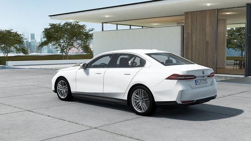 Neu BMW i5 Sport Line 289 kW (394 PS) 2025 Alpinweiß uni Limousine