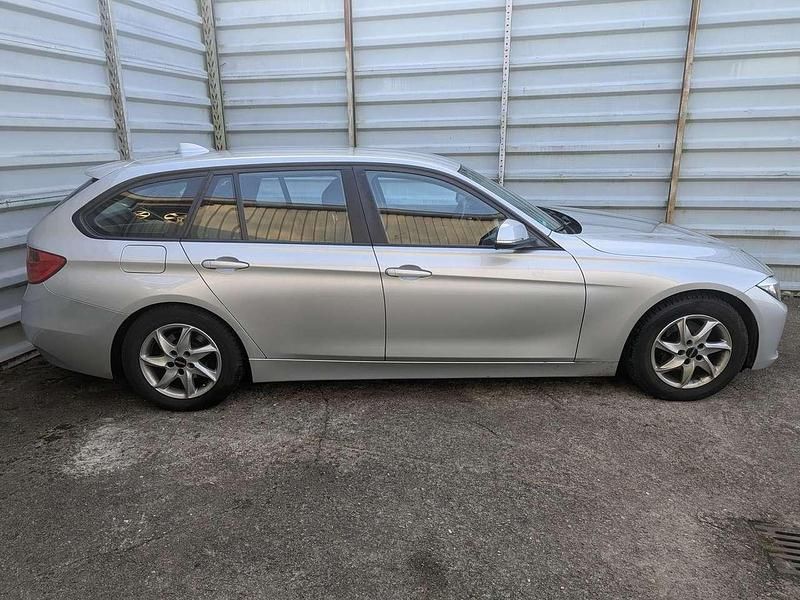 Gebraucht BMW 320 163 PS (119 kW) 2015 Silber/grau (metallic) Kombi