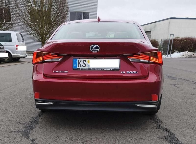 Gebraucht Lexus IS300h Luxury Line 223 PS (164 kW) 2017 Rot Limousine